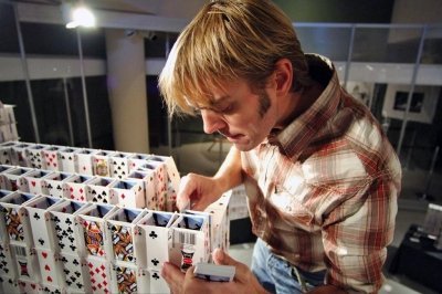 Брайан Берг - мастер карточных домиков