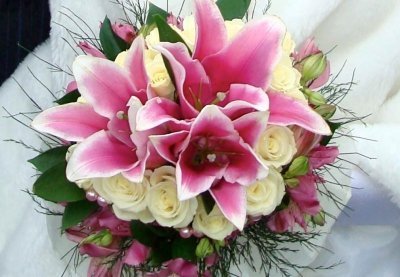 Лилии в букете невесты